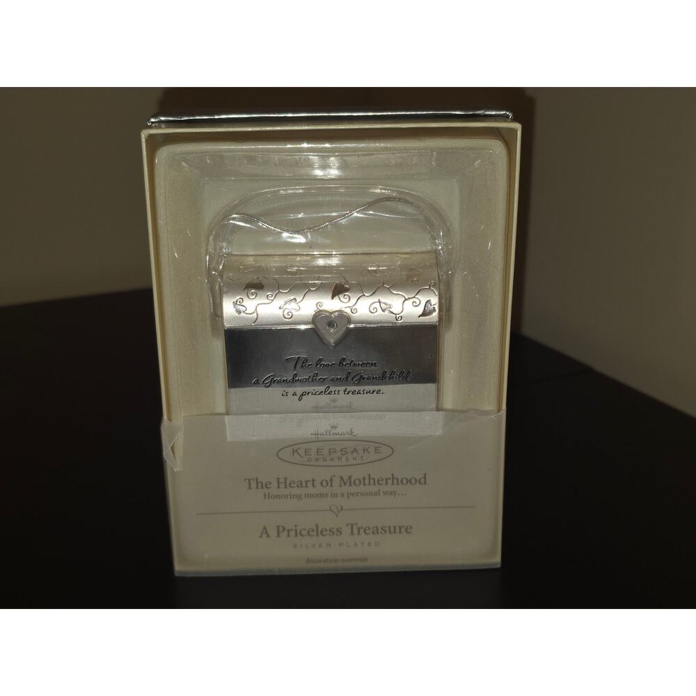 2004 Hallmark The Heart Of Motherhood Gift Ornament Grandmother Grandchild